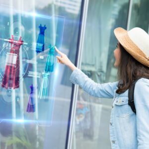 Frau interagiert beim Einkauf mit einem Digital Signage Display in Kombination mit Augmented Reality