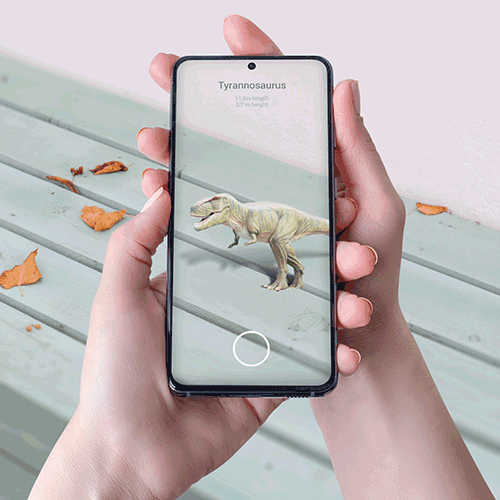 Augmented Reality, abgekürzt AR, ist eine Technologie, die virtuelle Inhalte, wie Bilder, Videos oder 3D-Modelle, mit der realen Welt vermischt.