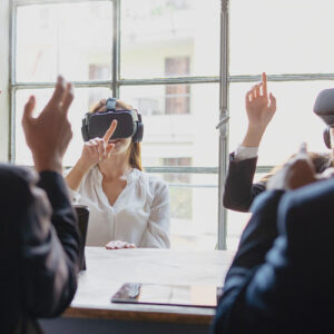 Geschäftsleute mit VR-Brillen in einem virtuellen Meeting. Virtuelle Meetings – Die Zukunft der Zusammenarbeit in VR.