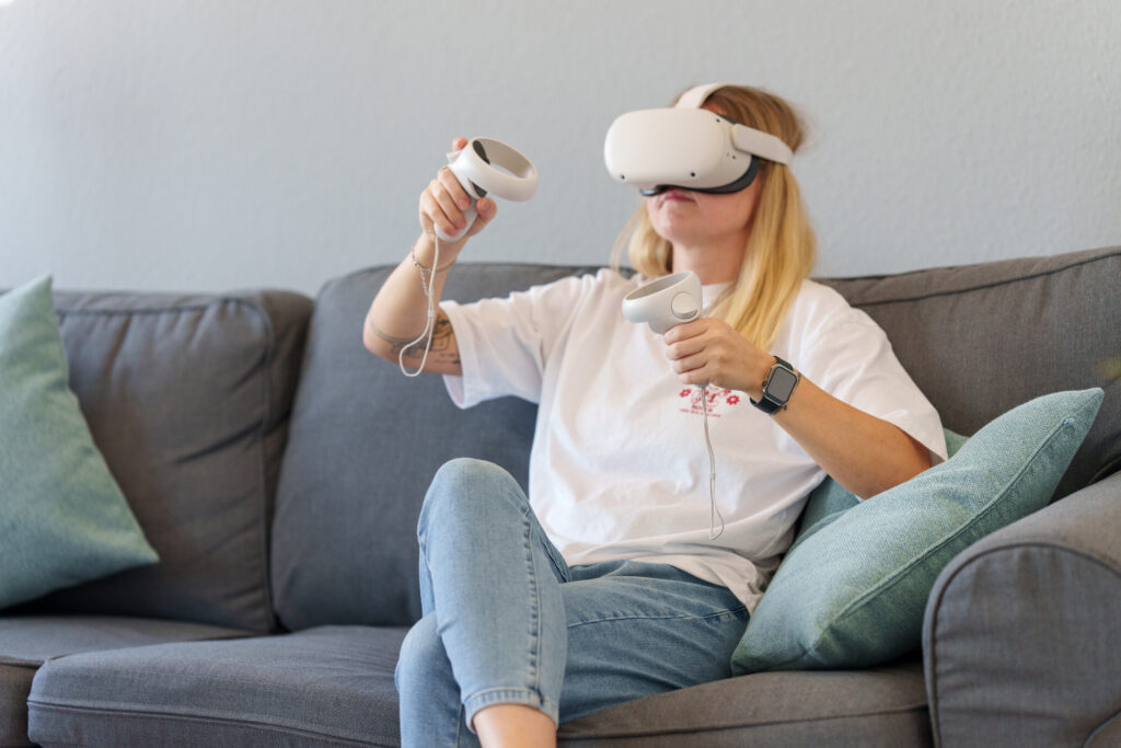 VR-Brille und VR-Controller im Einsatz