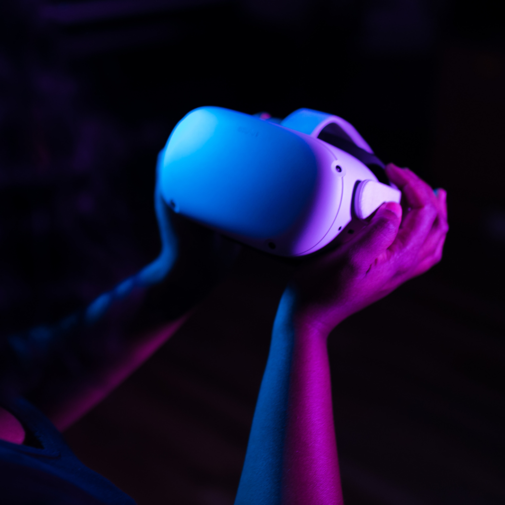 Mit der VR-Brille taucht der Nutzer vollständig in die Virtual Reality ein