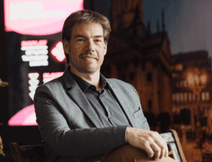 Dirk Koke im KOKE-Showroom vor Display
