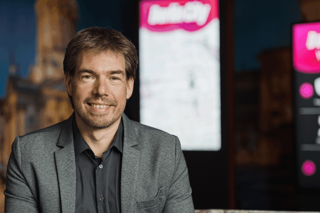 Dirk Koke, Experte für digitale Kommunikation, vor Displays im KOKE-Showroom