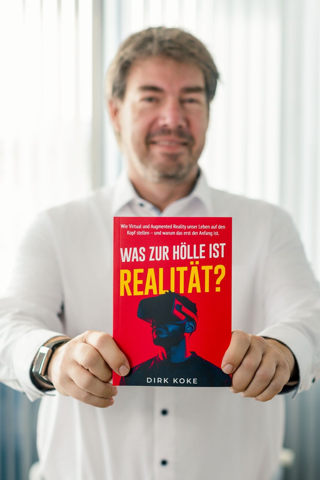 Dirk Koke mit seinem Buch „Was zur Hölle ist Realität?“