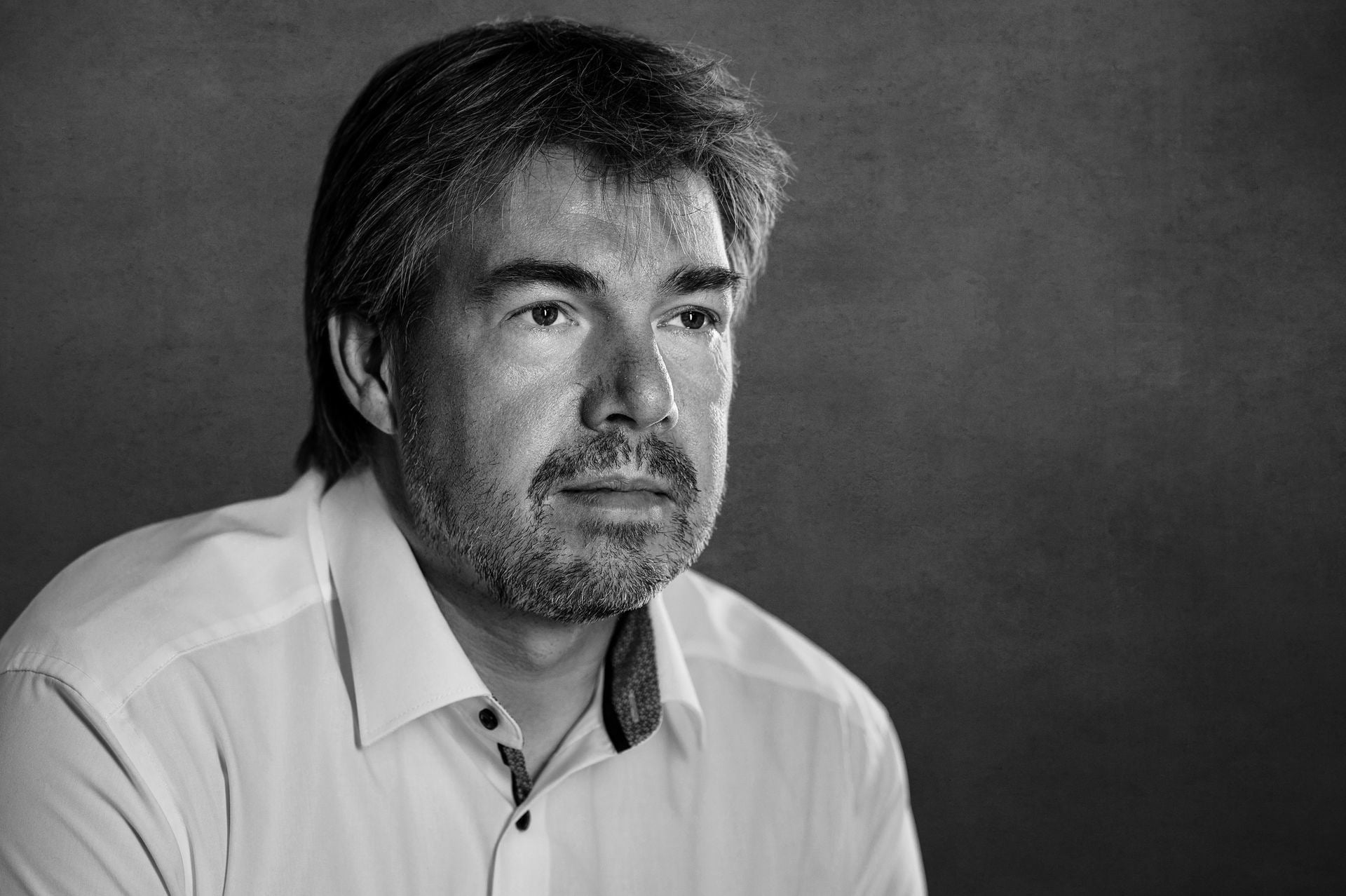 Dirk Koke im nachdenklichen Schwarz-Weiß-Seitenporträt